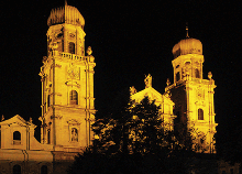 33 Stephansdom nachts